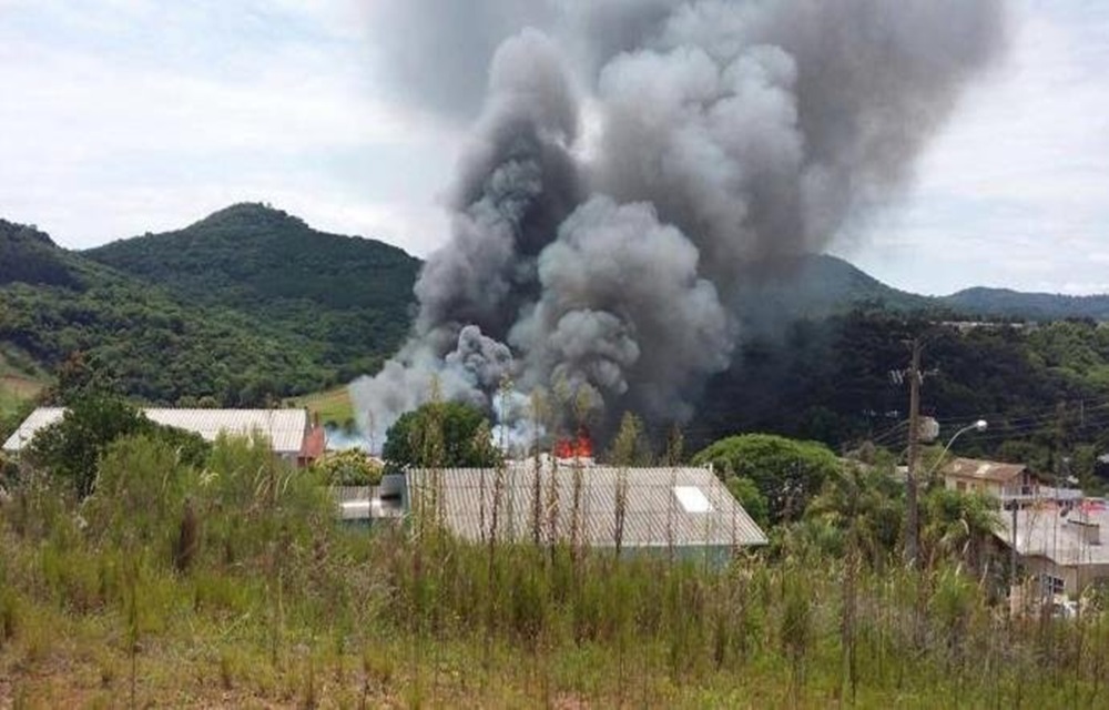 Ir para  <p>Um inc&ecirc;ndio atinge o Frigor&iacute;fico Nicolini, em Nova Ara&ccedil;&aacute;, na Serra ga&uacute;cha. De acordo com informa&ccedil;&otilde;es preliminares, o fogo come&ccedil;ou por volta das...